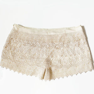 Sans Souci Ivory Lace Shorts L